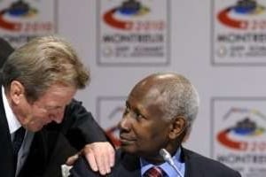 Bernard Kouchner et Abdou Diouf, le 20 octobre 2010 à Montreux. © AFP