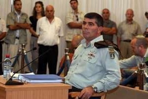Le général Gaby Ashkenazi, devant la commission d’enquête israélienne, le 11 août. © AFP