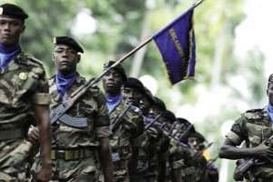 Défilé de l’armée ivoirienne devant la présidence, en 2008. © D.R.