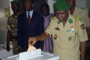 Le chef de la junte militaire, le général Salou Djibo, vote à Niamey le 31 octobre 2010. © AFP