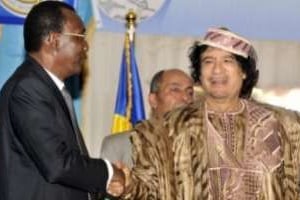 Idriss Deby Itno et Mouammar Kaddafi, le 31 octobre 2010 à N’Djamena. © AFP