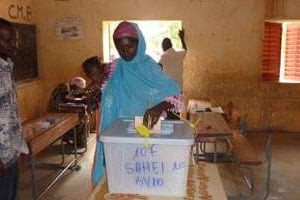 Une électrice de Niamey vote lors du référendum constitutionnel du 31 octobre 2010 au Niger. © AFP