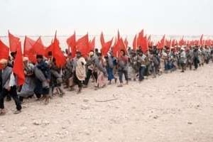 Le 6 novembre 1975, un cortège de 350 000 Marocains s’ébranle vers Tindouf. © Graeme-Baker / SIPA