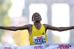 Haile Selassie bat le record du monde du marathon, à Berlin en 2008. © AFP