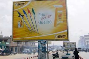 Bic mise sur un conditionnement à l’unité ou en petite quantité (ici à Cotonou). © Vincent Fournier/J.A.