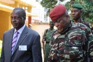 Le général malien Siaka Sangaré (à g.) avec le président Sékouba Konaté, le 7 novembre. © AFP