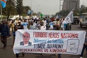 Un cortège de militants de l’opposition accompagne le corps de Floribert Chebeya le 26 juin. © AFP