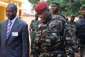 Le président de la transition, le général Sékouba Konaté (à dr.), le 7 novembre à Conakry. © AFP