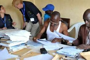 Le dépouillement des bulletins de vote, ici au premier tour de l’élection guinéenne. © AFP