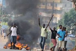Des partisans de Cellou Diallo s’opposent à l’annonce de la victoire d’Alpha Condé, le 15 novembre © AFP