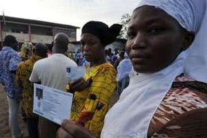 Des électeurs attendent de pouvoir voter, à Abidjan, le 31 octobre. © AFP