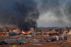 Démantèlement des tentes du campement près de Laayoune, le 8 novembre. © AFP