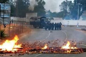 Une barricade près de la caserne occupée par les mutins, le 18 novembre. © AFP