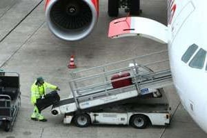 Chargement de bagages dans un avion d’Air Berlin, à Dusseldorf, en Allemagne. © AFP