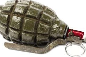 Clé USB montée sur une grenade à main. © Financial Times