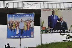 À Abidjan, affiches électorales du président sortant Laurent Gbagbo et d’Alassane Ouattara. © AFP
