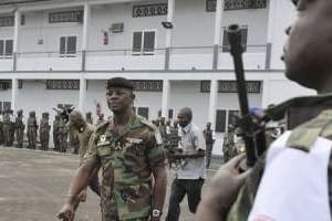 Le général Philippe Mangou passe en revue ses troupes à Abidjan, le 22 novembre. © AFP
