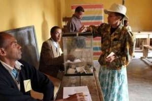 Un bureau de vote lors du référendum du 17 novembre 2010 à Antananarivo. © AFP