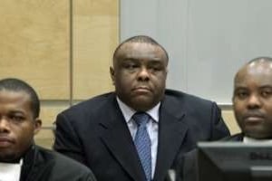 Jean-Pierre Bemba (au c.), le 19 octobre 2010 à la Cour pénale internationale de La Haye. © AFP