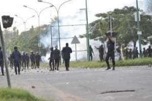 Les forces de l’ordre dispersent la foule lors d’affrontements, le 19 novembre 2010, à Abidjan. © AFP