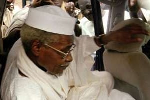 Hissène Habré quitte le tribunal de Dakar, le 25 novembre 2005. © AFP