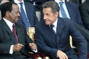 e président camerounais Paul Biya avec Nicolas Sarkozy, le 14 juillet. © AFP