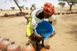 Collecte d’eau le 17 mars 2006 dans un village du sud-est du Niger. © AFP