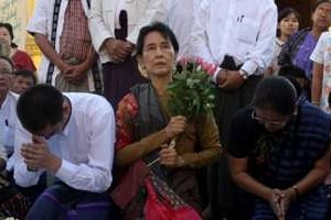 Aung San Suu Kyi en prière à la pagode, le 24 novembre à Rangoon. © AFP