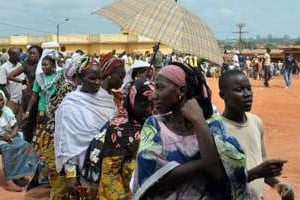 Des Ivoiriens font la queue devant un bureau de vote de Gagnoa. © AFP