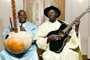 Toumani Diabaté avec Ali Farka Touré, en 2005. © Youri Lenquette