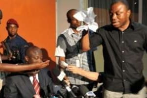 Damana Pickass arrache la feuille de résultats partiels des mains de Bamba Yacouba. © AFP