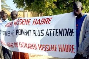 ONG et familles de victimes manifestant à Dakar, le 24 novembre. © APA