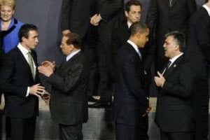 Des dirigeants des pays de l’Otan en discussion avant le début du sommet de Lisbonne, le 19 nov. © AFP