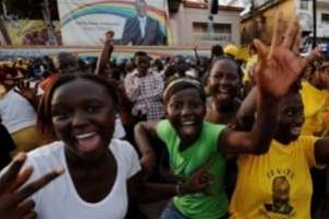 Les partisans d’Alpha Condé fêtent la victoire de ce dernier le 16 novembre 2010 à Conakry. © AFP