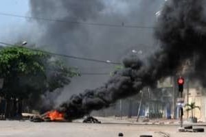 Pneus brûlés à Abidjan par des partisans d’Alassane Ouattara, frustrés de leur victoire. © AFP