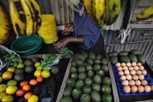 Un étal de fruits et légumes dans la banlieue de Nairobi au Kenya, le 6 juillet 2010. © AFP