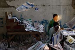 Bureau de vote saccagé à Port-au-Prince, le 28 novembre. © Reuters