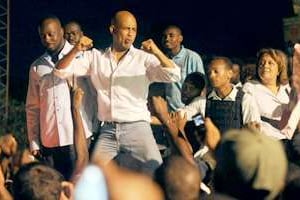 Wiclef Jean, à gauche sur la photo, juste à côté du candidat Michel Martelly. © Reuters