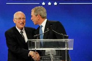 L’ancien vice-président américain Dick Cheney (à g.) avec l’ex-président George W. Bush. © AFP
