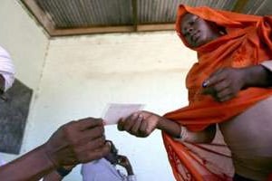 Une Soudanaise du Sud reçoit sa carte de vote pour le référendum de janvier 2011 à Al-Fasher. © AFP