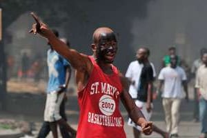 La tension reste forte dans les rues, ici des jeunes Ivoiriens pro-Ouattara, le 6 décembre. © AFP