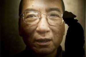 Portrait géant de Liu Xiaobo exposé le 9 décembre 2010 à l’Institut Nobel Oslo. © AFP