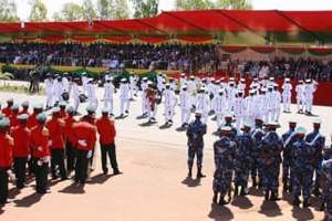 Les soldats burkinabè défilent à Bobo Dioulasso, le 11 décembre. © AFP