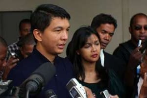 Andry Rajoelina au sortir des bureaux de vote, après le référendum constitutionnel. © AFP
