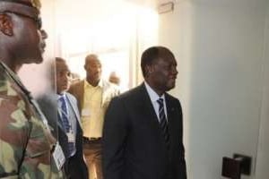 Alassane Ouattara, ici le 8 décembre à Abidjan, veut profiter des divisons politiques de l’armée. © AFP