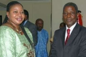 La procureur adjointe de la CPI, Fatou Bensouda, avec Jean-Marie Doré à Conakry, en février 2010. © AFP