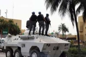 Des Casques bleus en faction à Abidjan, le 8 décembre 2010, devant l’hôtel du Golf. © AFP