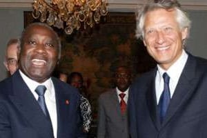 Gbagbo (à g.) serait à l’origine de la nomination de Villepin à Matignon en 2005. © AFP