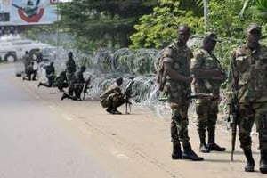 Des membres des Forces nouvelles de Guillaume Soro surveillent l’hôtel du Golf à Abidjan. © AFP