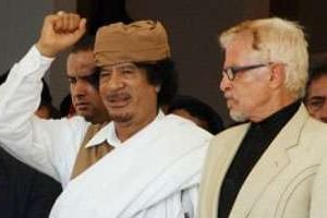 Mouammar Kaddafi avec son chef du protocole, Nouri Mismari, à Benghazi, Libye, en 2008. © AFP